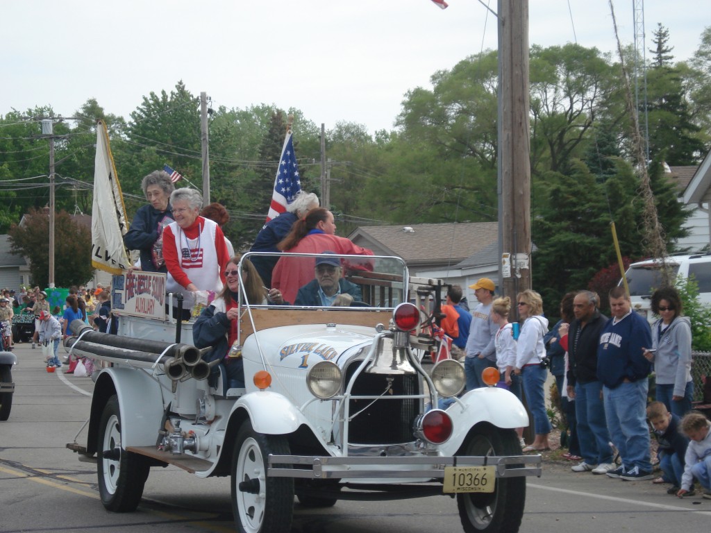 The Silver Lake Fire and Rescue Auxiliary had a vintage ride. Photo by Juddie Brandes