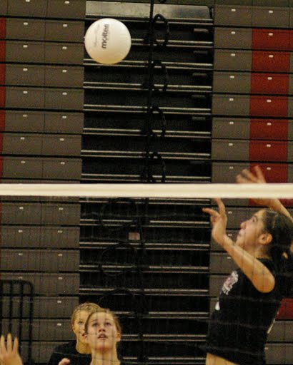 Chelsea Visk ready to complete the kill after receiving the set by Chelsea Neave./David Thoss photo