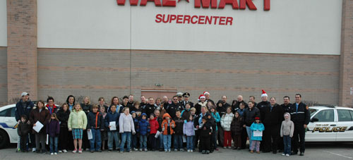 All of the participants in the 2009 Twin Lakes Shop with a Hero gather for a group photo.