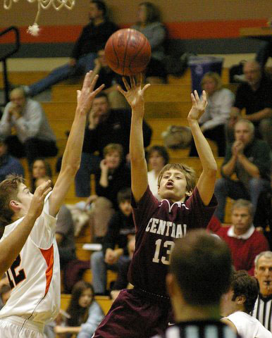 Mike Michelau goes up for 2 of his 7 points. /David Thoss photo