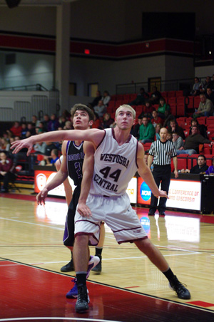 Karsten blocks out against Roach. /David Thoss photo