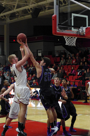 Roach blocks a shot by Glenn Karsten. /David Thoss photo