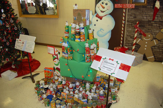 This tree was sponsored by Peoples Bank (a westofthei.com advertiser) and decorated by Lakewood School.